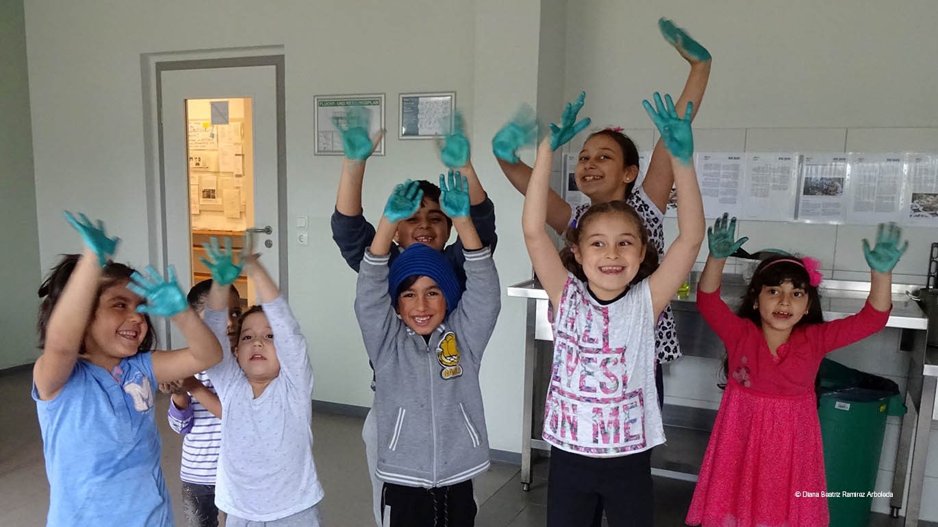 Kinder der Flüchtlingsunterkunft Rahnsdorf probieren neue Gestaltungstechniken aus.