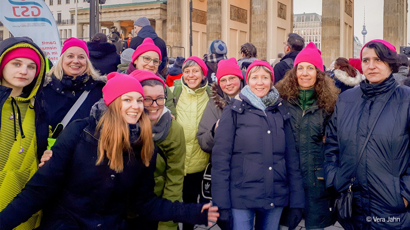 Die Truppe aus verschiedenen Einrichtungen des Unionhilfswerk beim Gruppenfoto vor dem Brandenburger Tor.