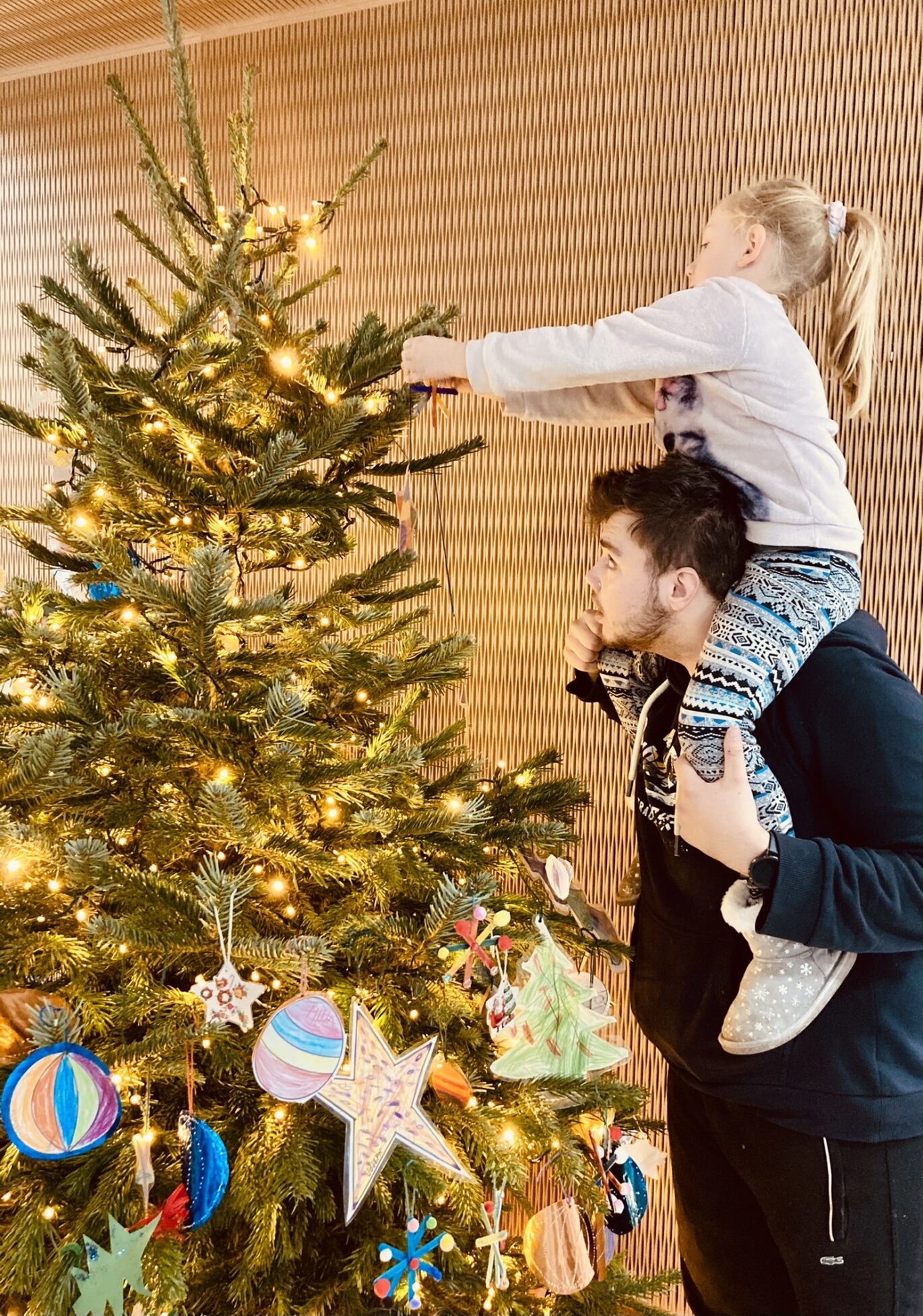 Glänzende Kinderaugen – Kinder schmücken den allerersten Weihnachtsbaum ... Glänzende Kinderaugen – Kinder schmücken den allerersten Weihnachtsbaum ...